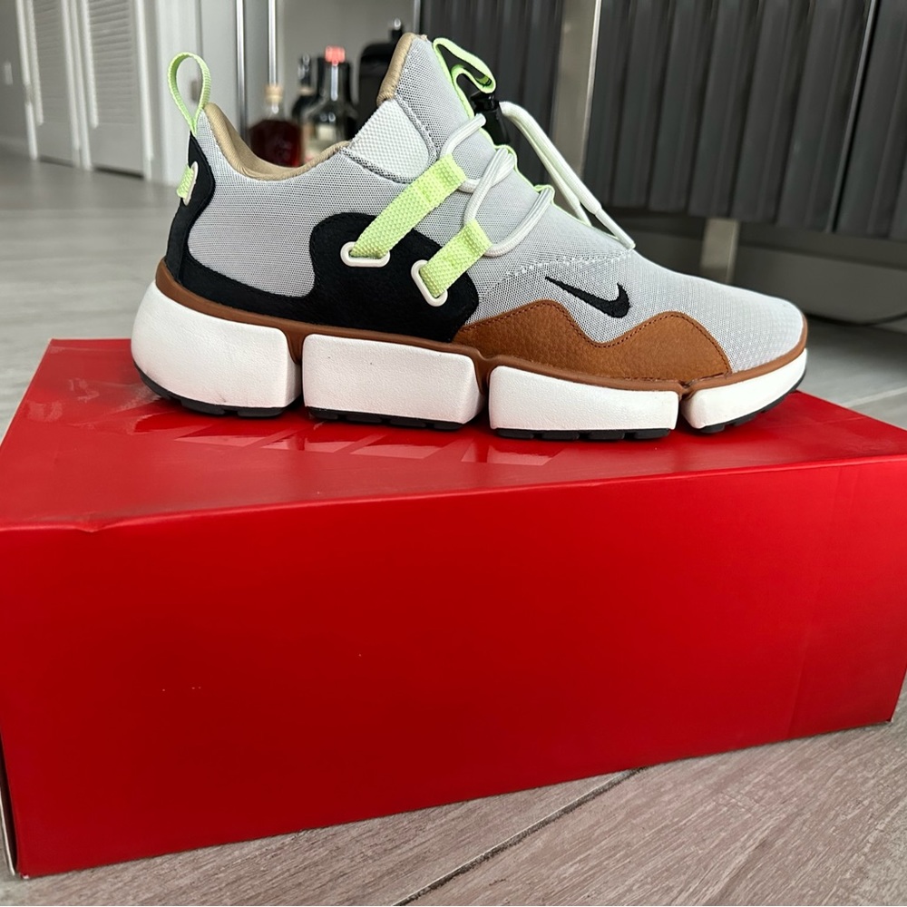 Nike - Picture 2 of 3